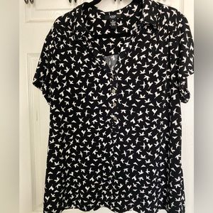 Beautiful black and white Alfani blouse